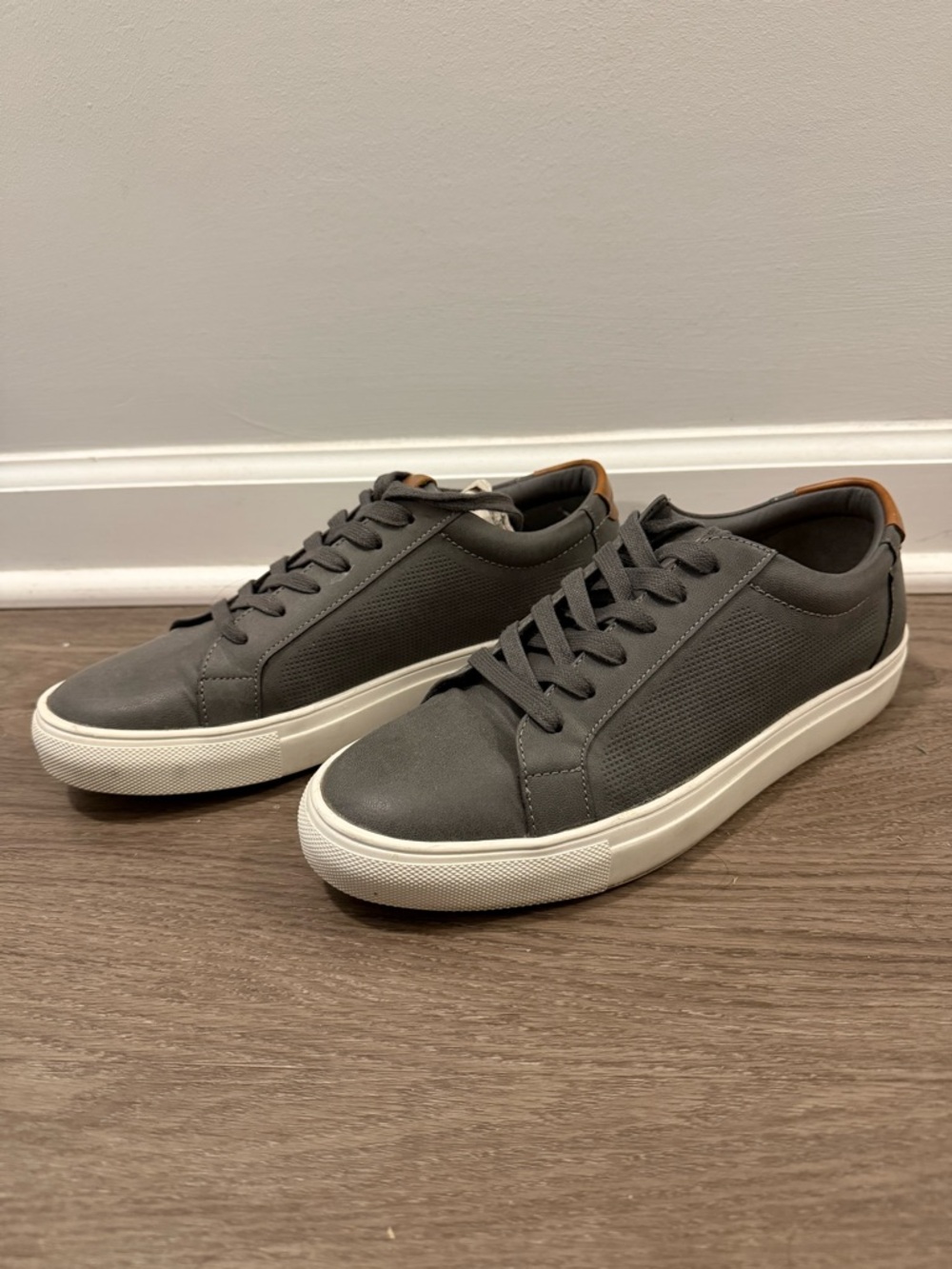 Men's Gray Low-Top Lace-Up Sneakers with Contrast Heel